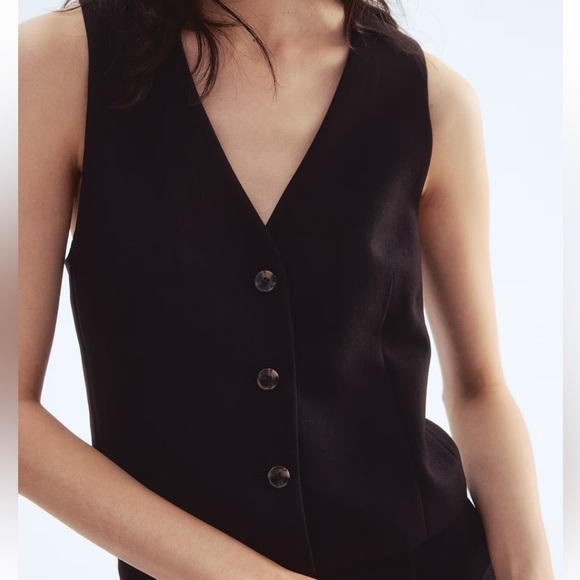H&M Tops - NWOT - H&M Short (Cropped) Vest